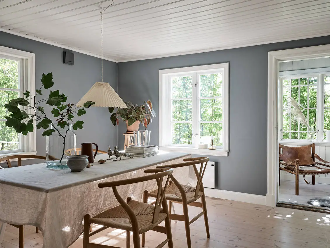 瑞典 19 世纪乡村风情木屋，白色内饰与田园风光完美融合-3