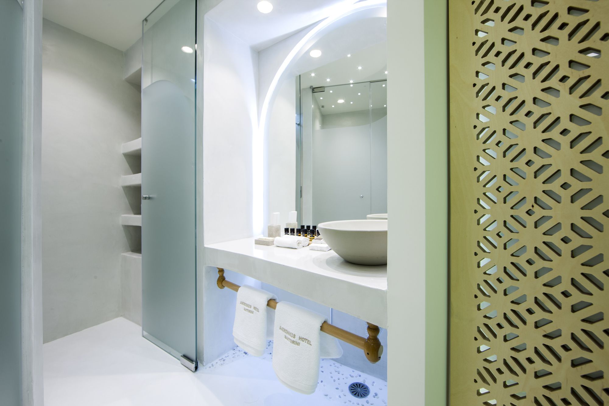 火山岛上的现代洞穴酒店-42