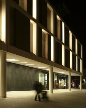 海伊公主购物中心(注:Princesshay是英国埃克塞特的一个购物中心名,若此并非你所指的场景,你可补充更多信息) 丨英国埃克塞特