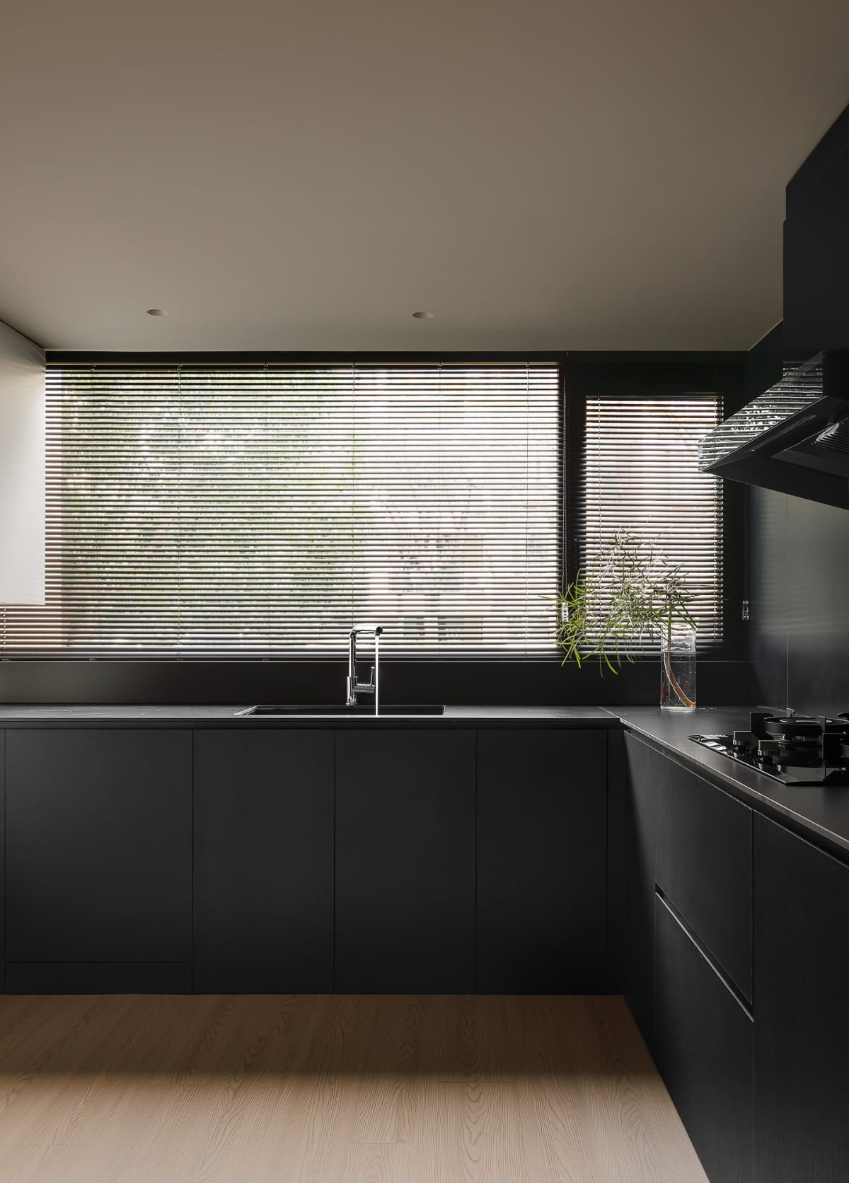 剥离繁杂,黑白描绘生活的纯粹与本真丨赫设计-47