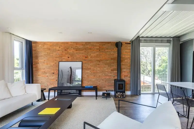 巴西集装箱住宅 | 木质设计打造温馨家居-2