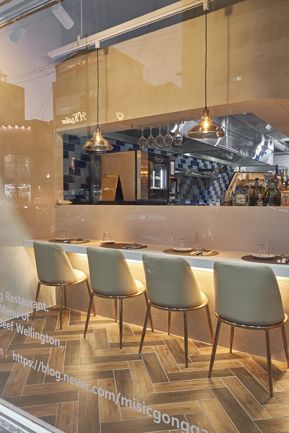 光影交织的 21 平米高级餐厅设计-14