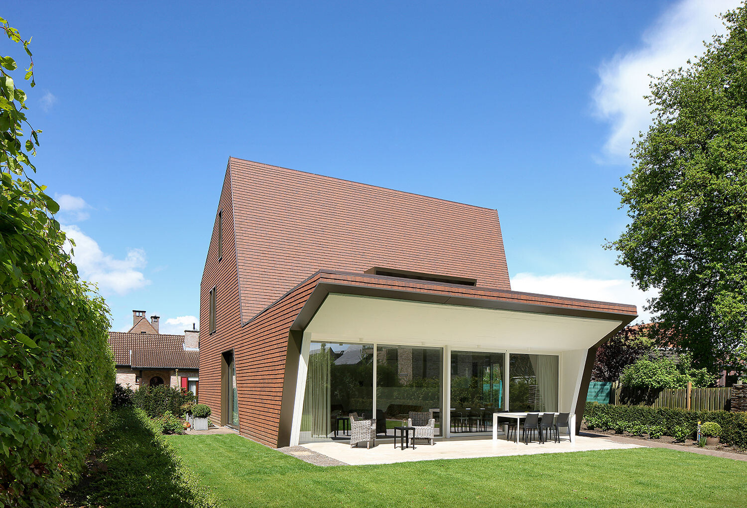 独特造型打破传统，红砖住宅的雕塑空间-17