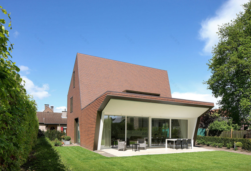 独特造型打破传统,红砖住宅的雕塑空间-17