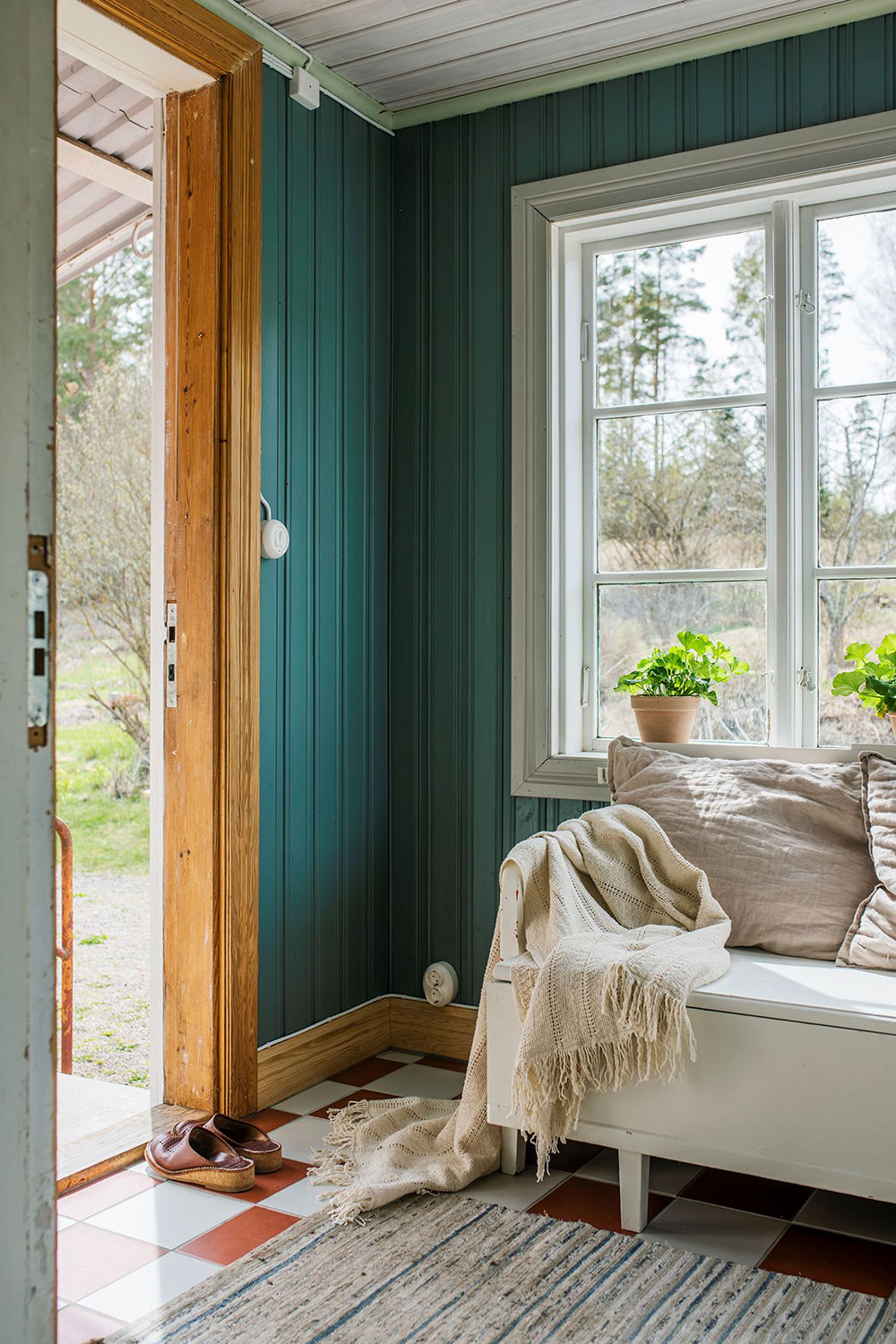 瑞典老夏季度假小屋的现代翻新-6