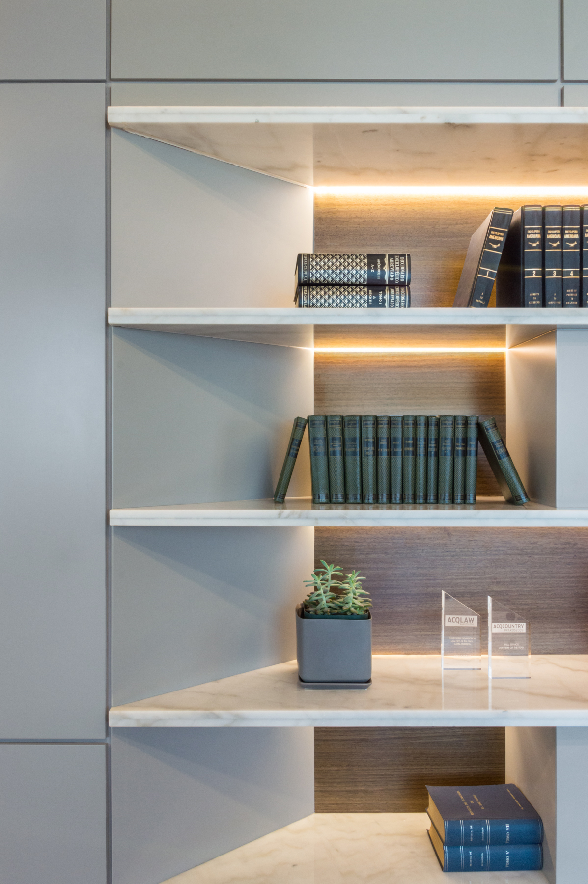 自然与建筑共融的 ARIAS LAW 办公室设计-12