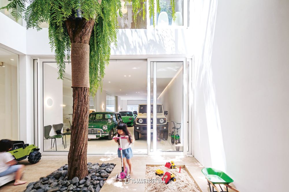 บ้านกล่องหลังคาทรงจั่ว ที่เปิดคอร์ตกลางรับพื้นที่สีเขียว - บ้านและสวน-4