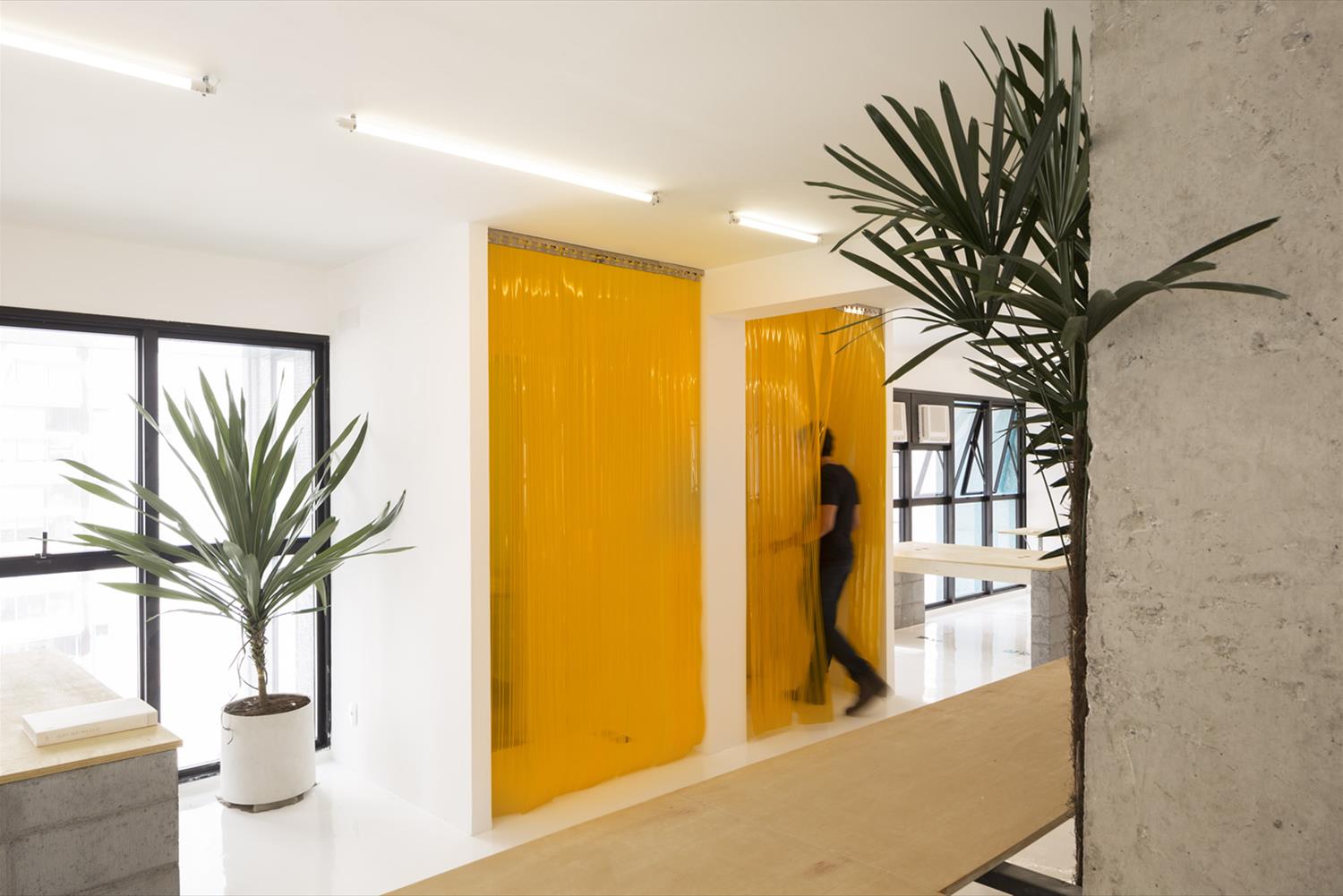 巴西 AE.digital 办公室 | 混凝土、木头与砖头的创意组合-6