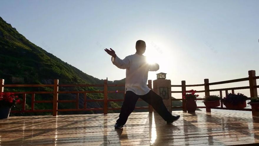 放弃百万年薪,回乡在海边建起一座石头房,他在追梦途中找到了诗和远方!-125