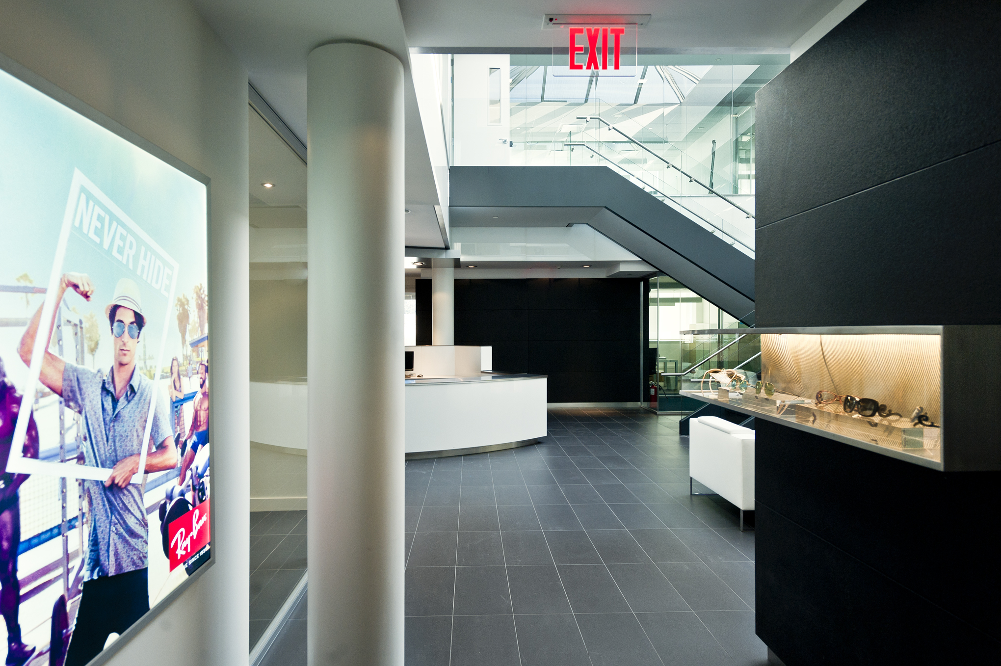 摩登 Luxottica 集团办公室 | 红白灰演绎高效工作环境-11