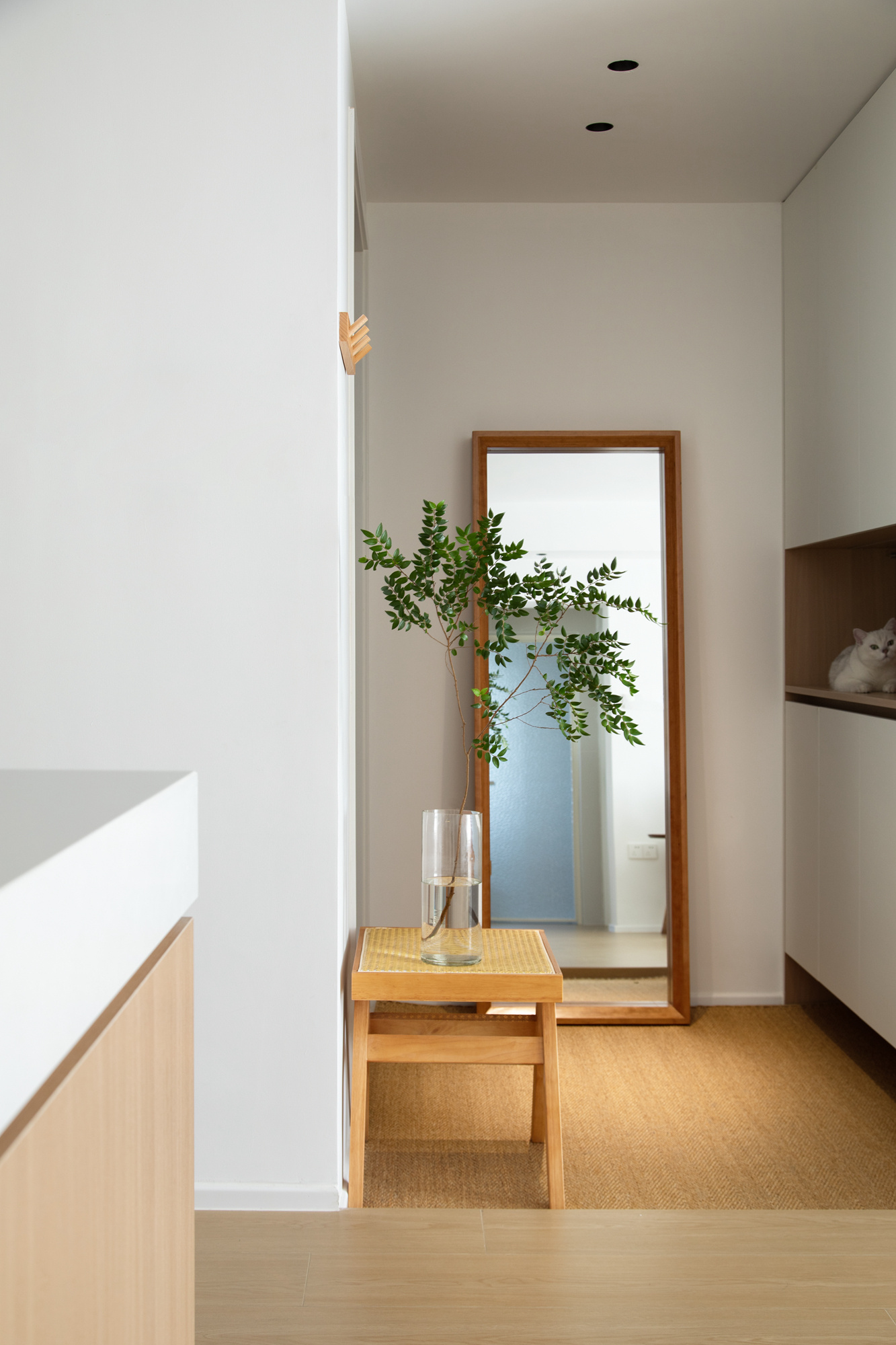 原木色+大白墙，打造简单温馨的住宅。-3