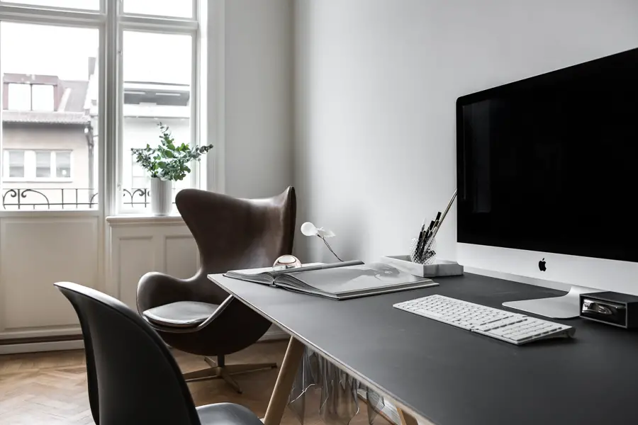 203 平米黑色经典公寓，摩洛哥地毯与潘顿椅的时尚碰撞-11