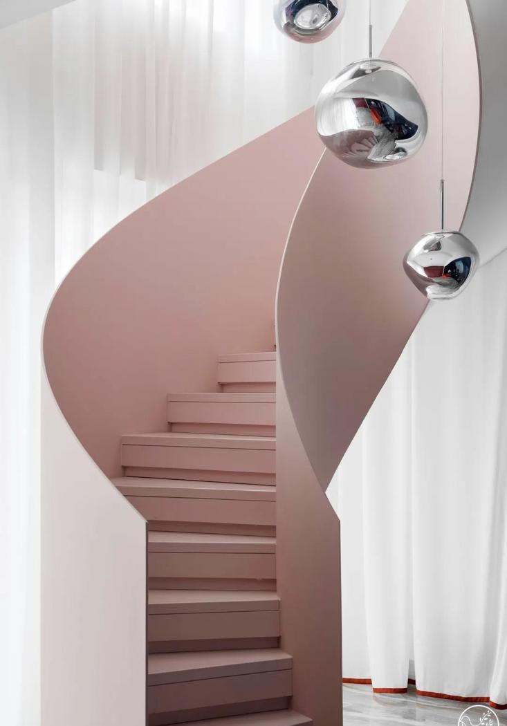 清羽设计丨平层丨粉色楼梯紫色墙壁酷炫星球-13