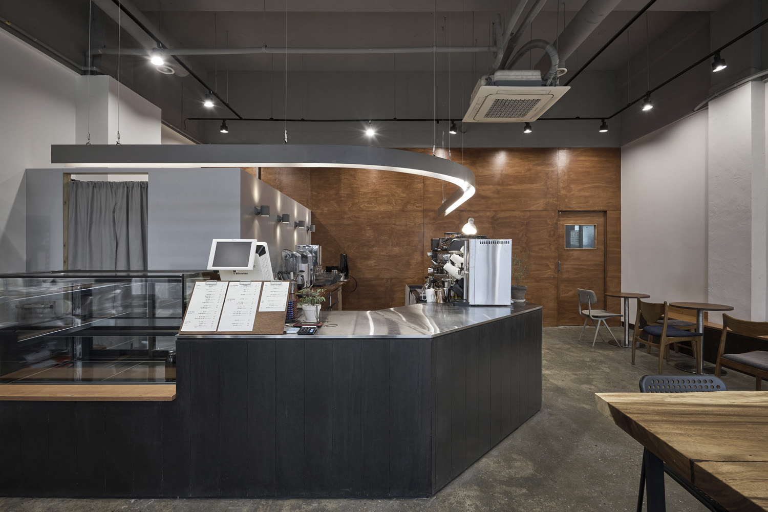 现代风 Stratcoffee 咖啡厅，16 坪空间打造潮流典范-5