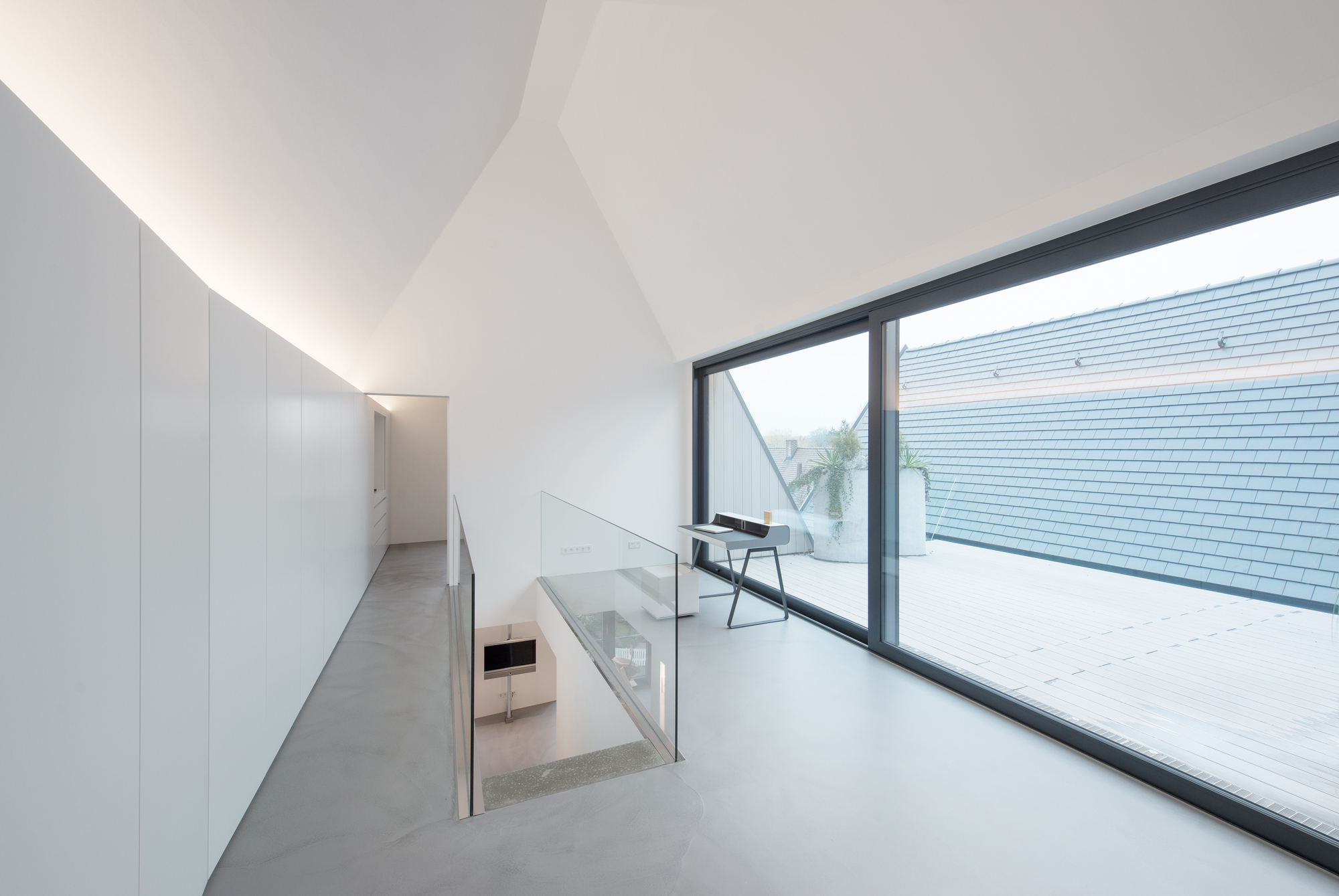 乌尔姆历史古城新公寓楼,双坡屋顶与玻璃底商空间设计-3