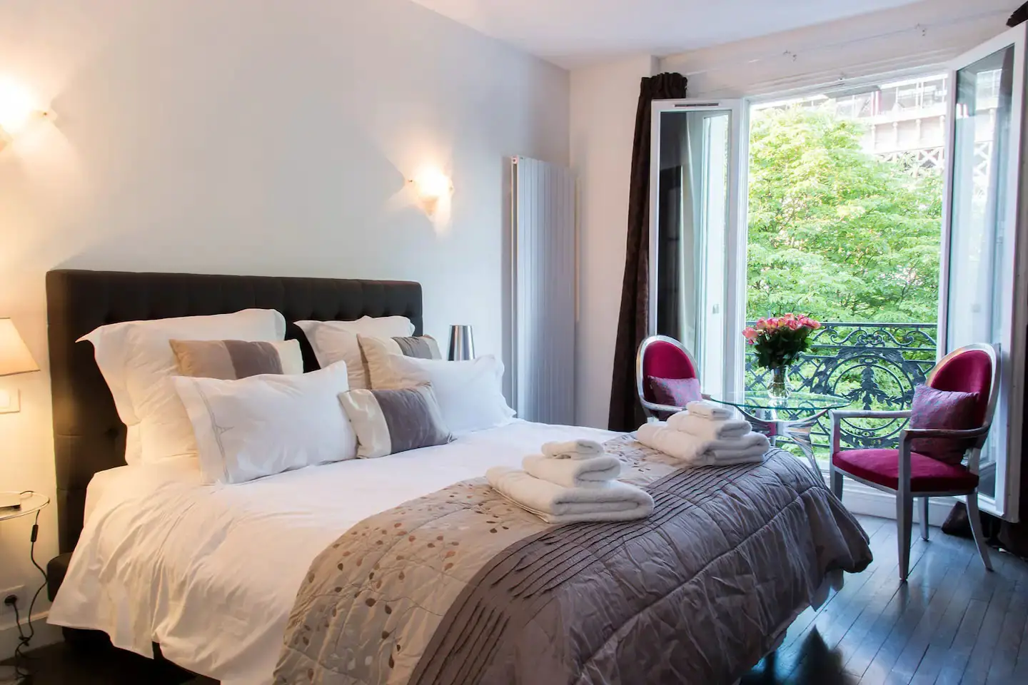 Un appartement classique à Paris avec une vue sur la Tour Eiffel-6