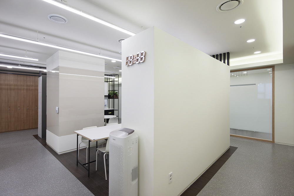 白色调打造 75 平米时尚办公空间-12