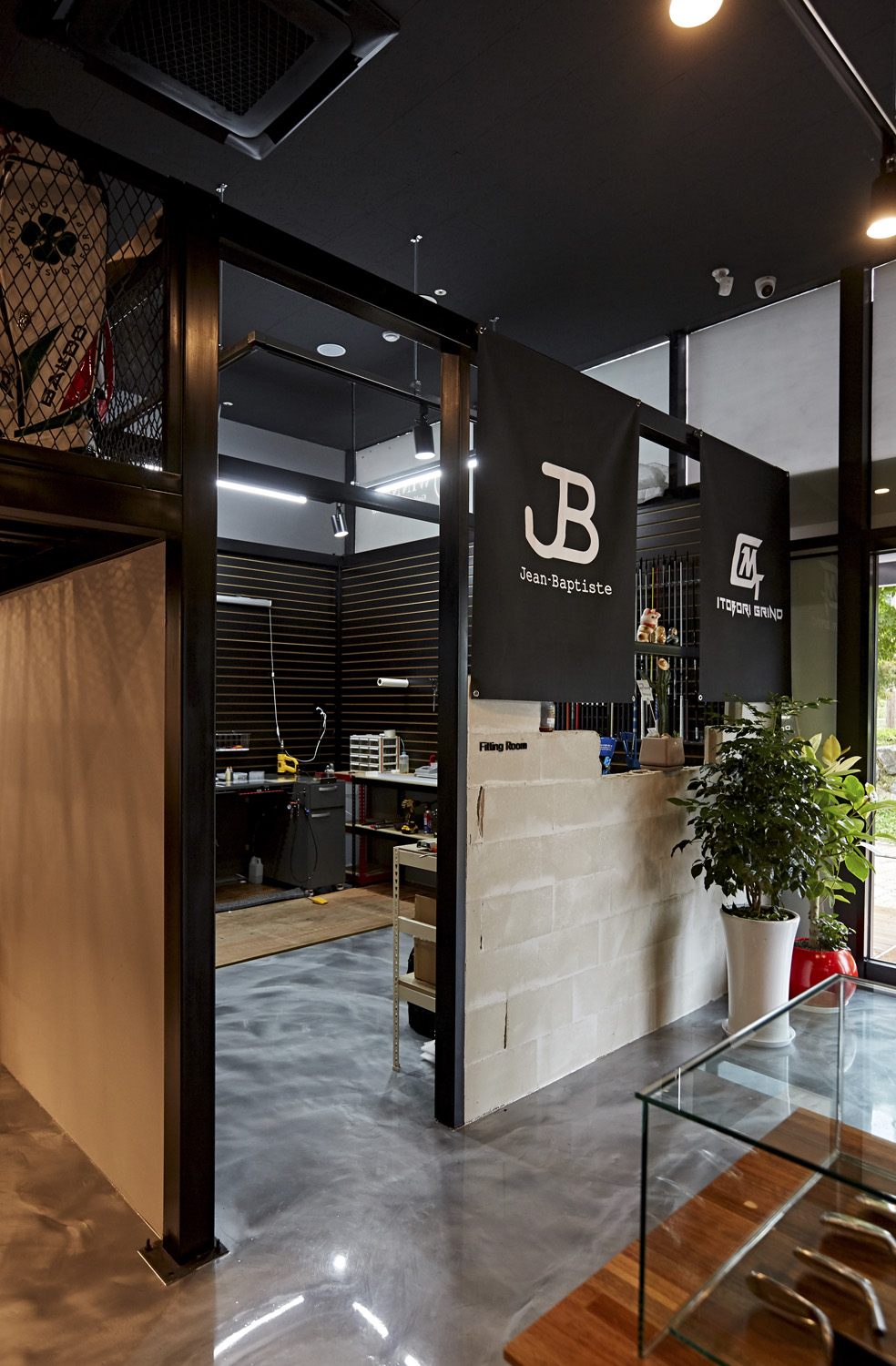 现代简约风 40 平高尔夫球具店设计-17