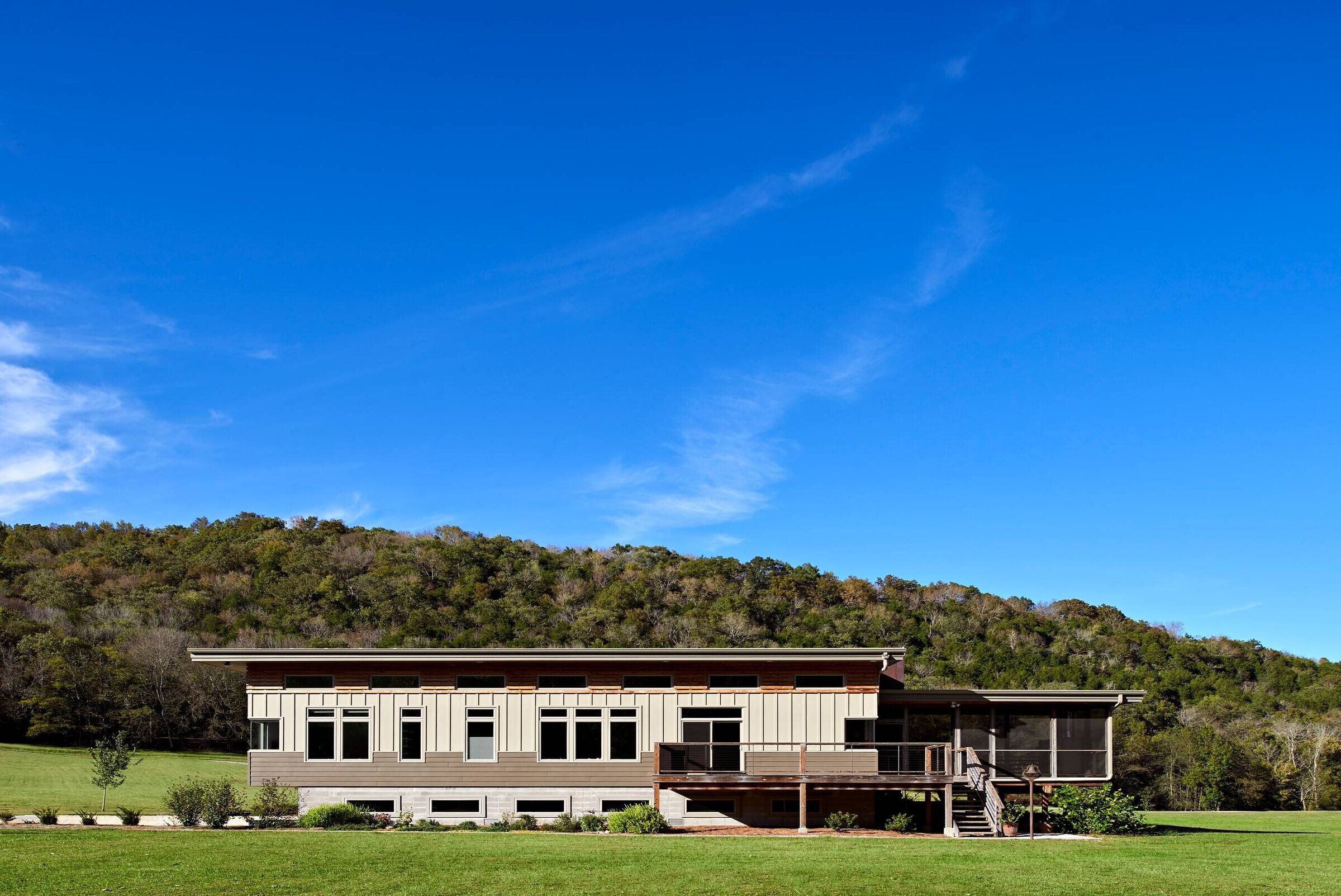 田纳西河畔的绿色现代周末小屋-14