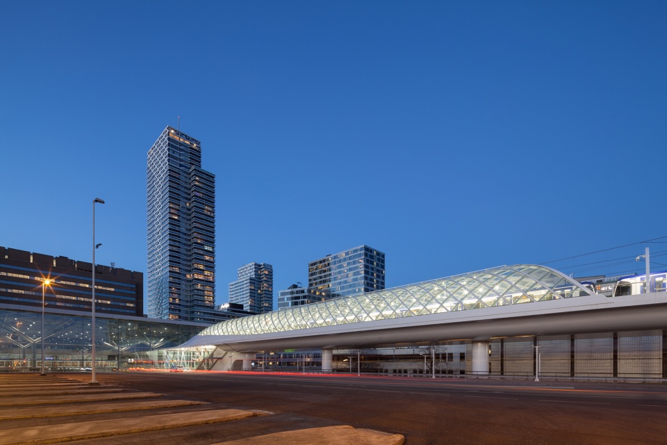 海牙轻轨站 | 参数化设计的透明拱形网格屋顶-5