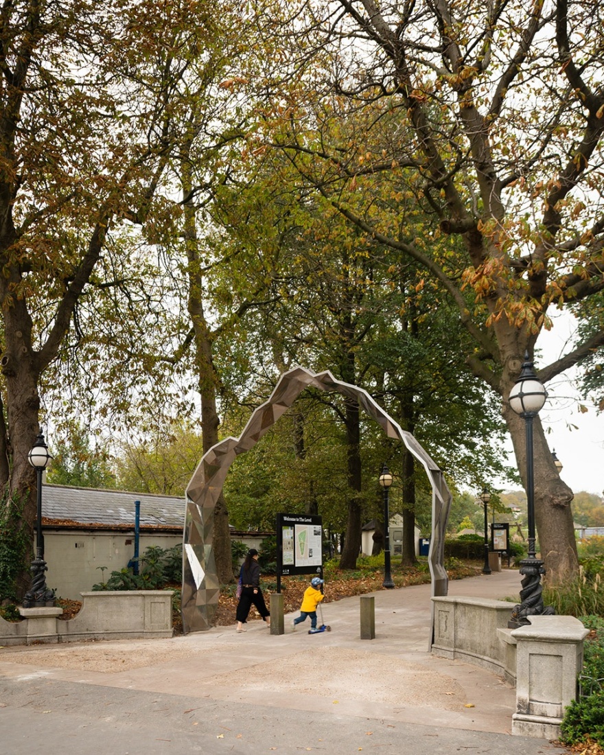 英国公园“偶然事件”拱门设计,历史人物穿孔唤起时空对话-1