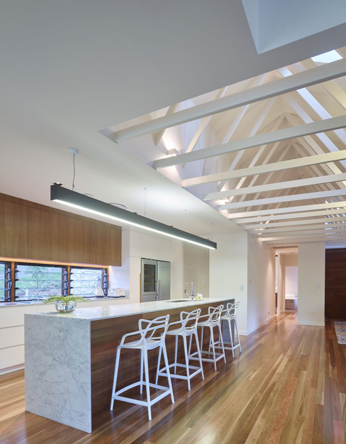 澳大利亚肯莫尔山森林中的现代小溪屋-24