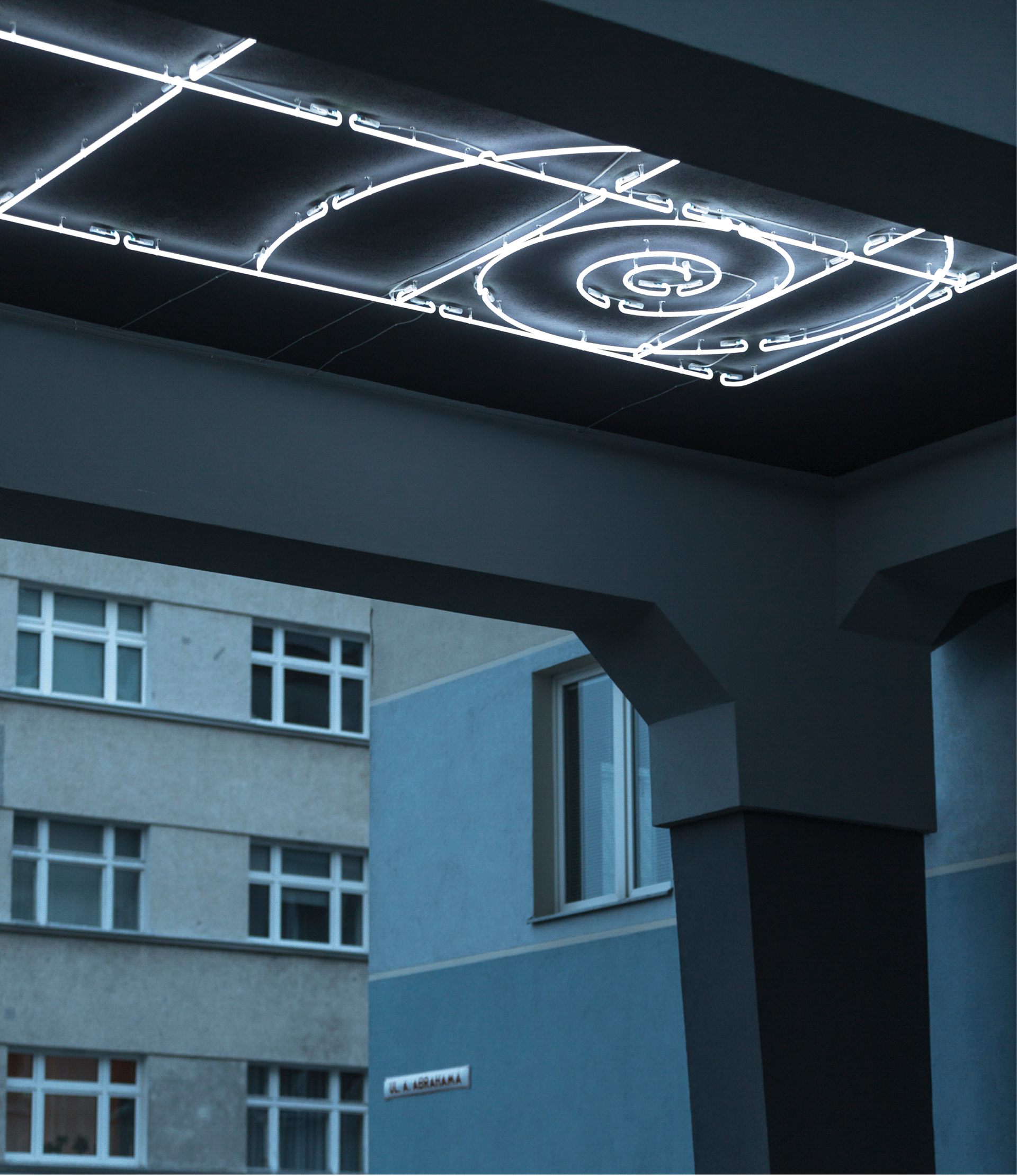 现代主义通道的霓虹灯装置丨波兰格丁尼亚丨Traffic Design-7