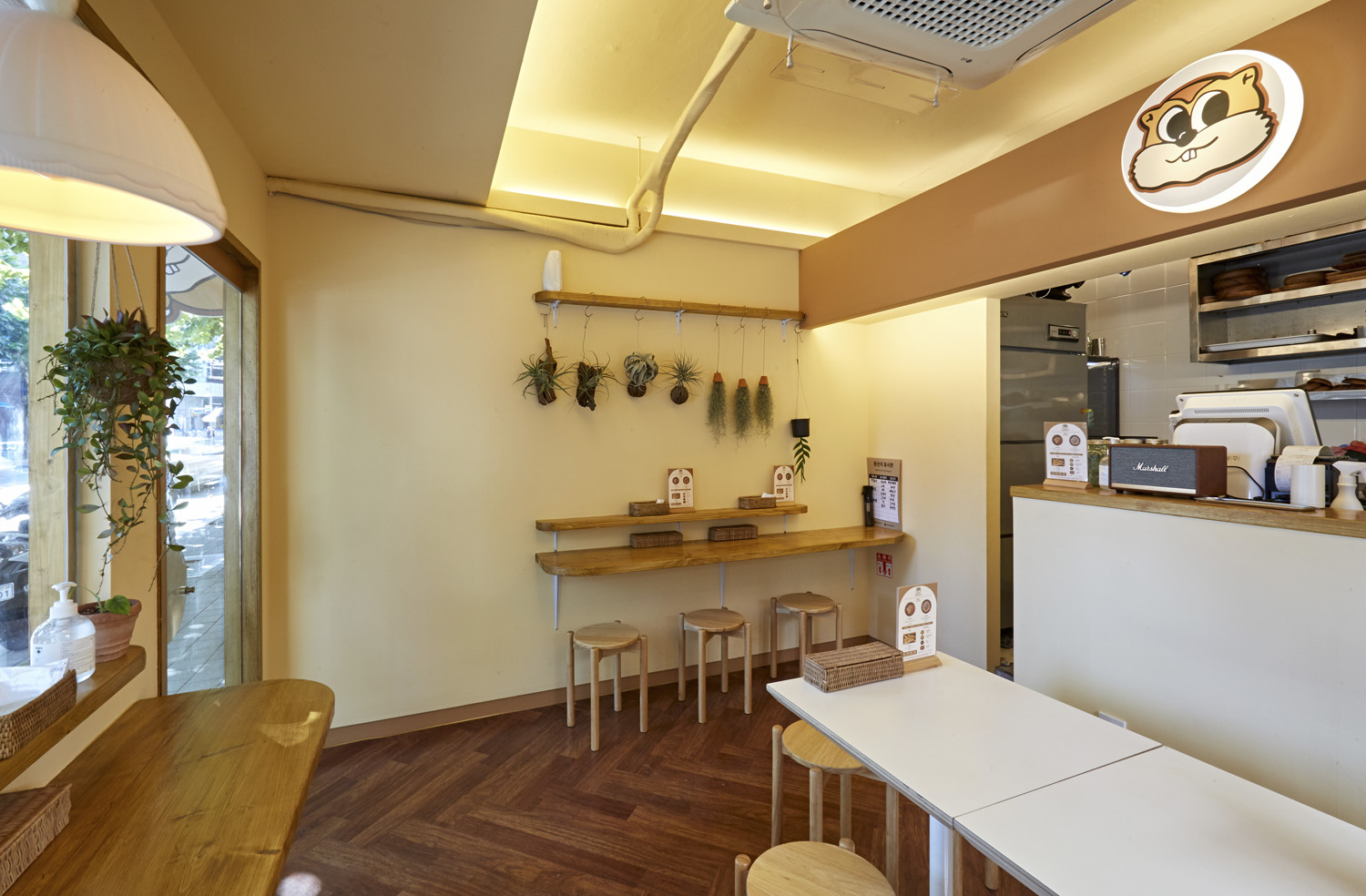 萌趣概念的白色&木质餐厅设计-6