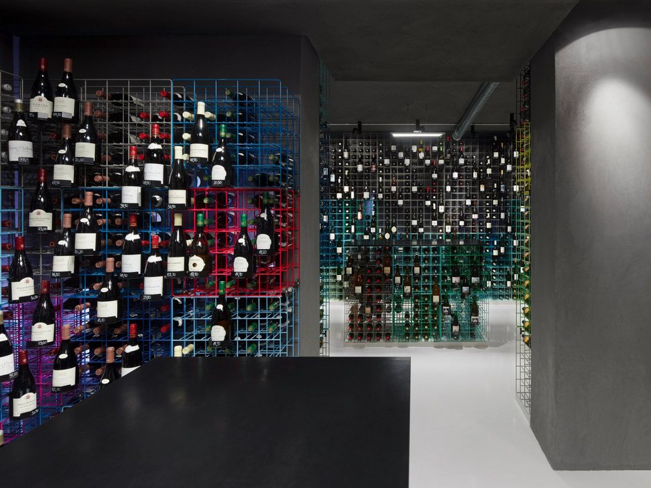 德国 Stuttgart 彩虹葡萄酒商店,创新搁架系统展现空间利用之美-11