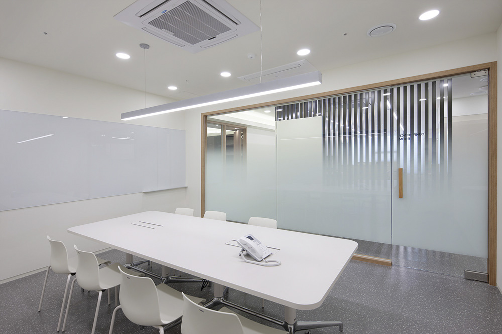 白色调打造 75 平米时尚办公空间-30