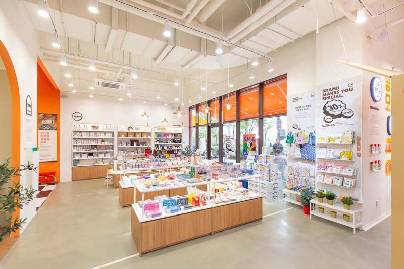 90 平米的购物商场，以品牌颜色为主题的室内设计-16