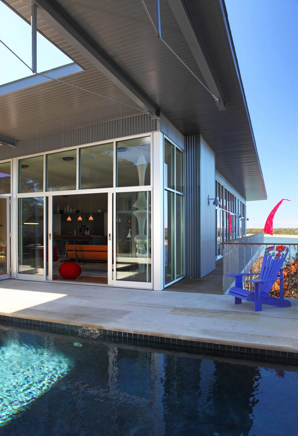 德州奥斯汀的"Villa Nuevo" | 夏日遮阳，室内外生活和谐共生-17