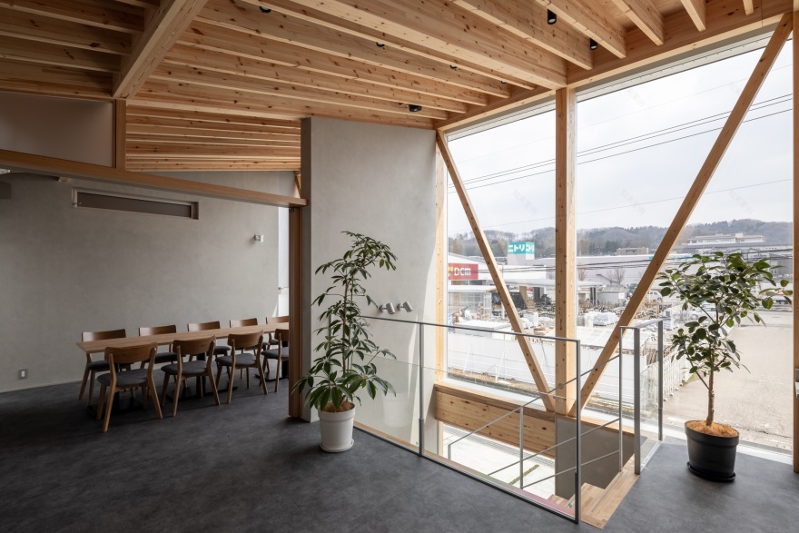 Café with a Large Tree in the Middle of Town / Kazuto Nishi Architects + toitdesign-33