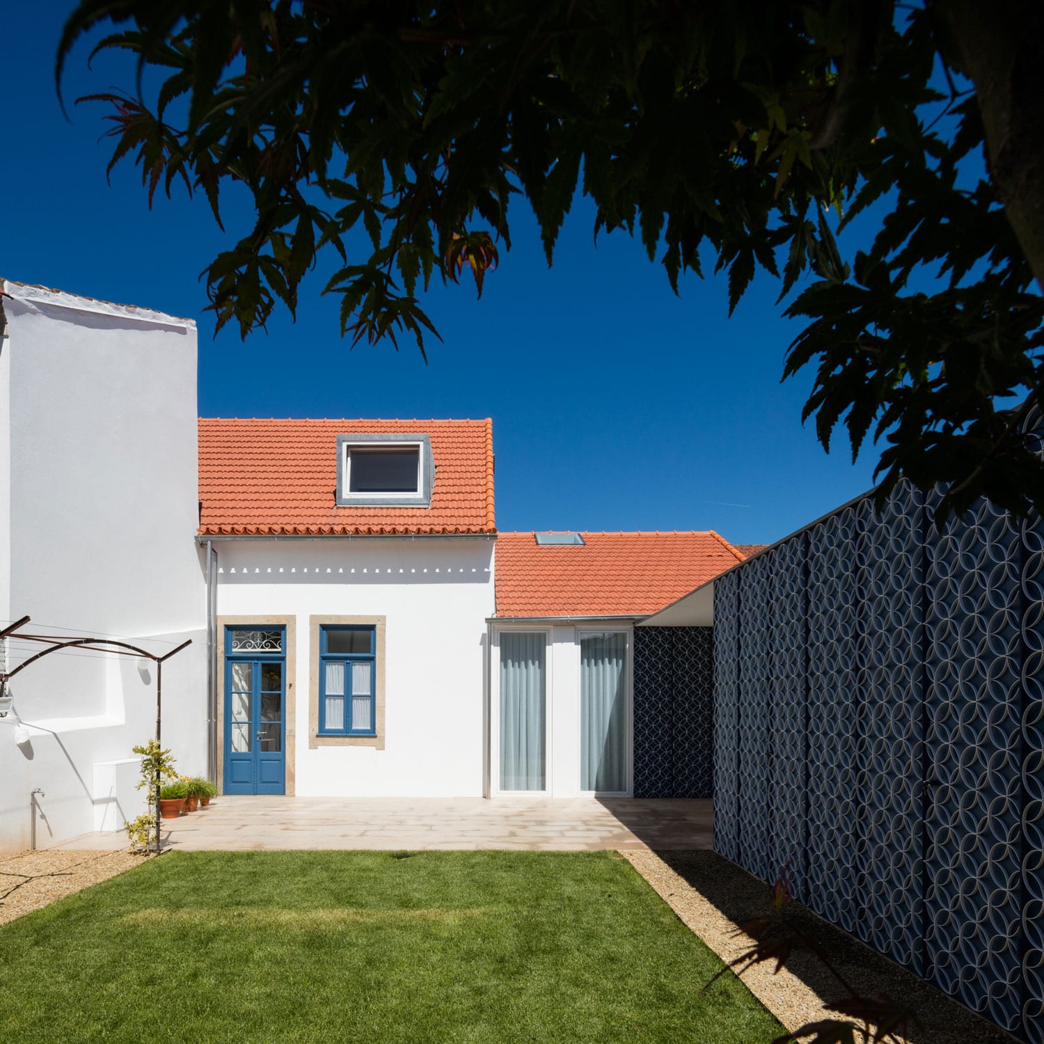 葡萄牙奥瓦城市翻新住宅，内外兼修的现代美学-53