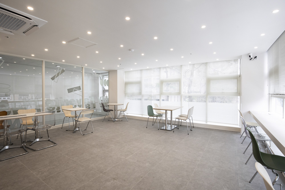 白色调的极简主义 | 17 平米的小户型咖啡厅设计-5