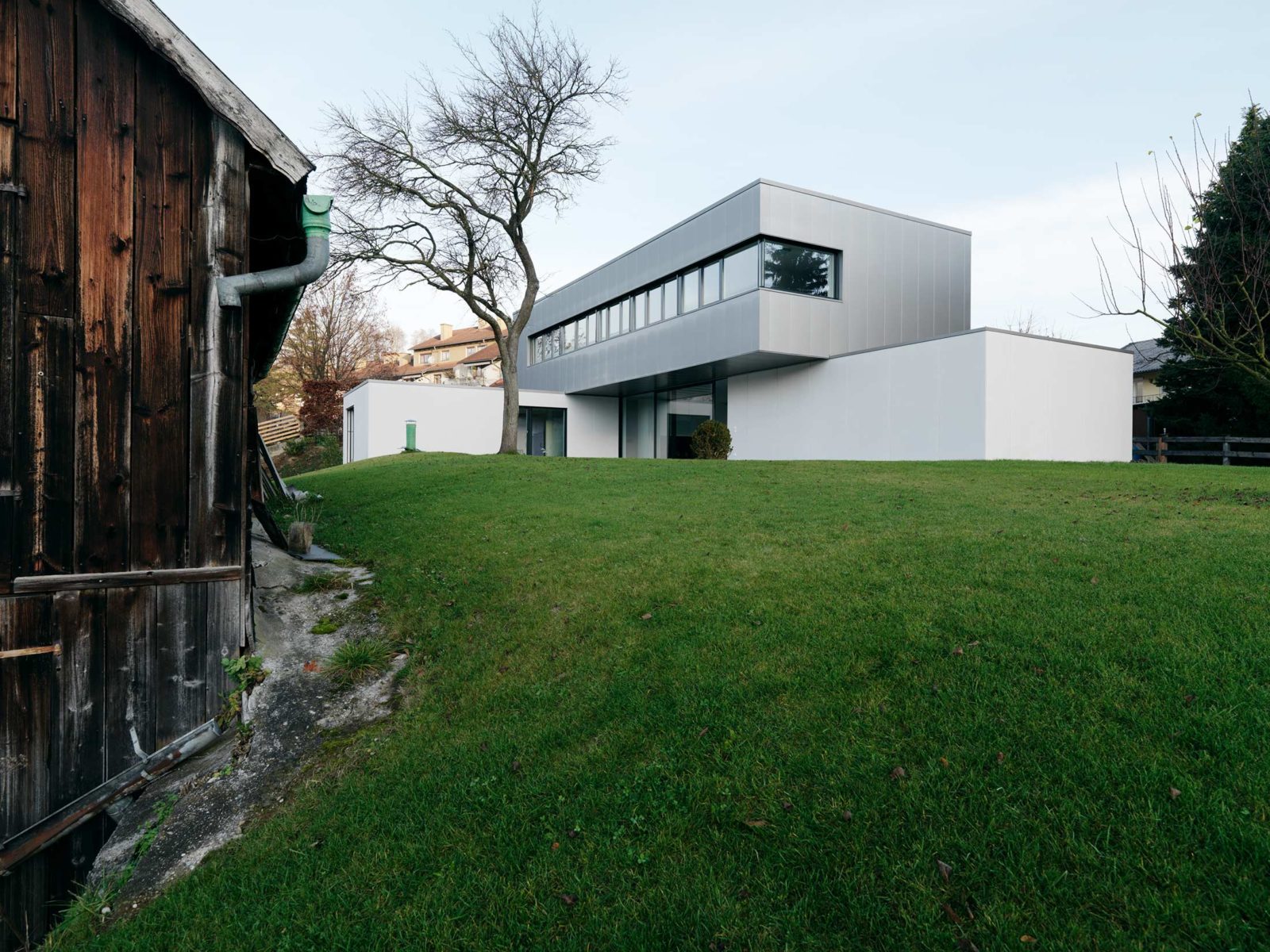 这个表述可能有误，如果是 Schütting Haus ，结合德语语境，Schütting 常指仓库、货栈等， Haus 是房子、宅邸的意思，可翻译为施廷宅邸（考虑到可能是特定建筑名称，音译结合意译） 如果这不是你想要的结果，请检查原文是否准确 -5