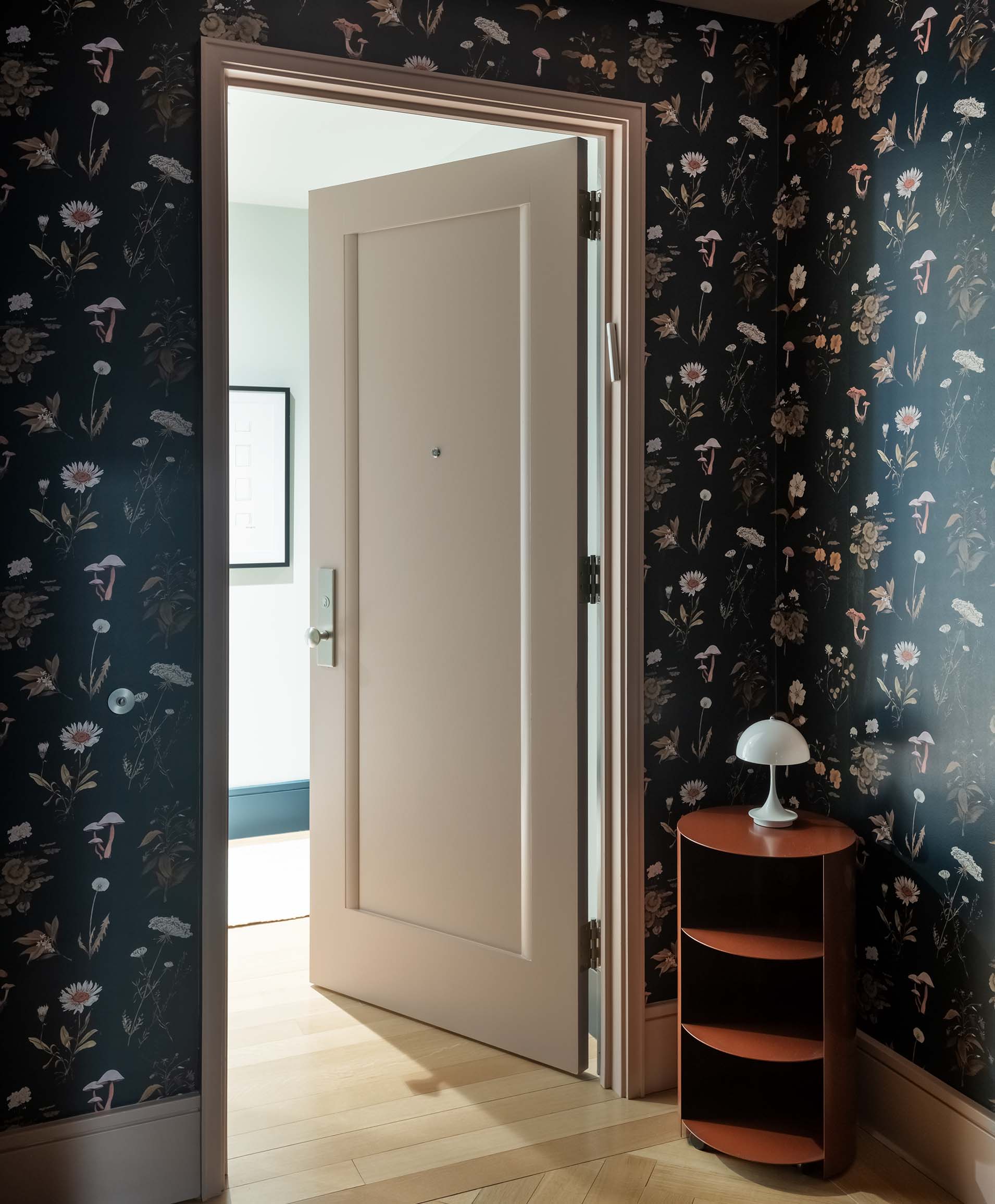 家外之家；宾至如归的地方 （注：此表达在日常中有固定含义，两种都较常用且贴合，严格按只提供唯一答案的要求，此处可选用家外之家）

最终翻译：家外之家丨GhanaUpper West-33