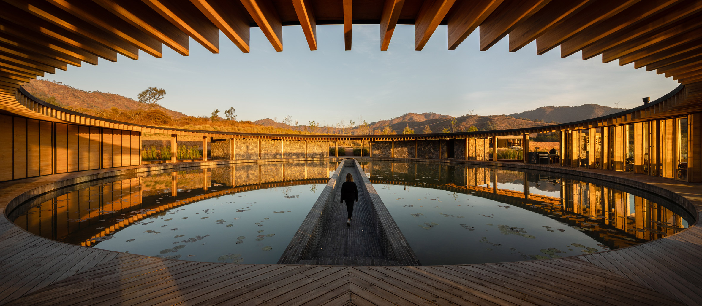 墨西哥圆形湖边俱乐部,木石交融的自然之美-7