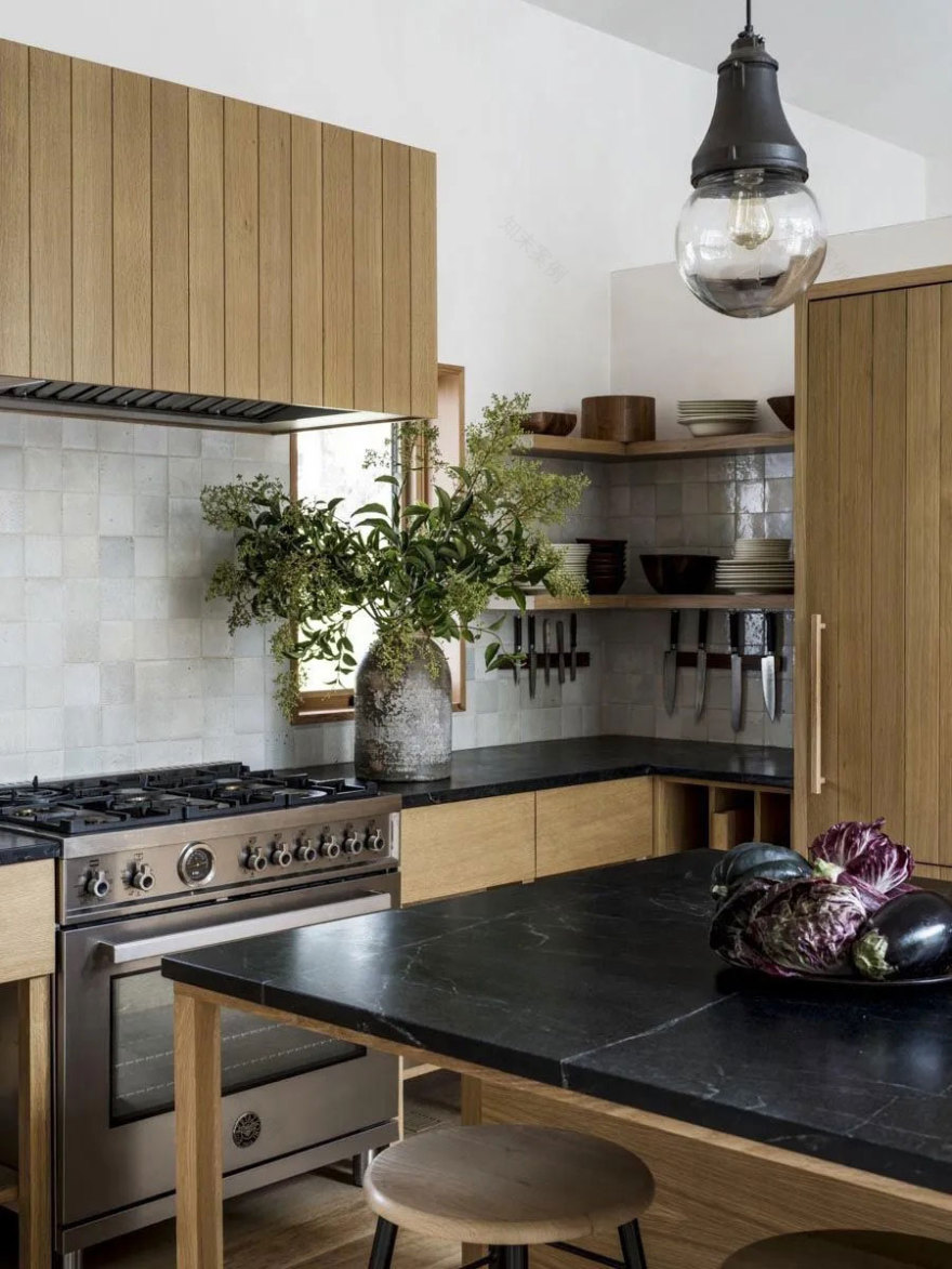 温馨农场住宅,花卉墙纸与复古家具的完美融合-12