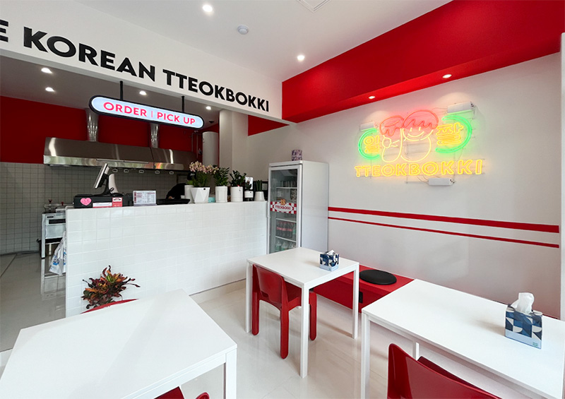 首尔韩式炒年糕餐厅 | 白色与红色的时尚碰撞-4