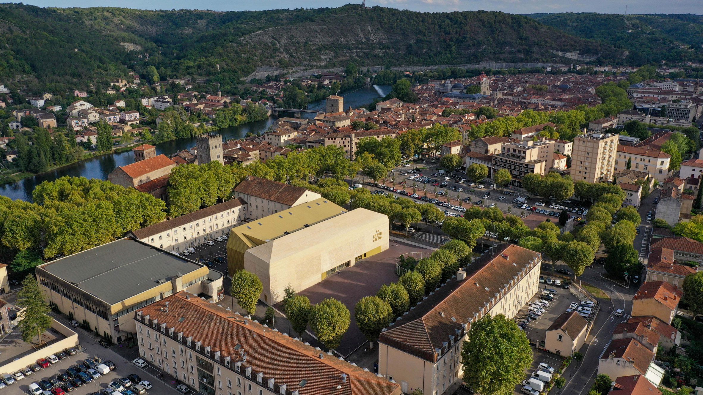 法国 Cahors 的 Cinema Le Grand Palais | 金光闪闪的复古电影院-4