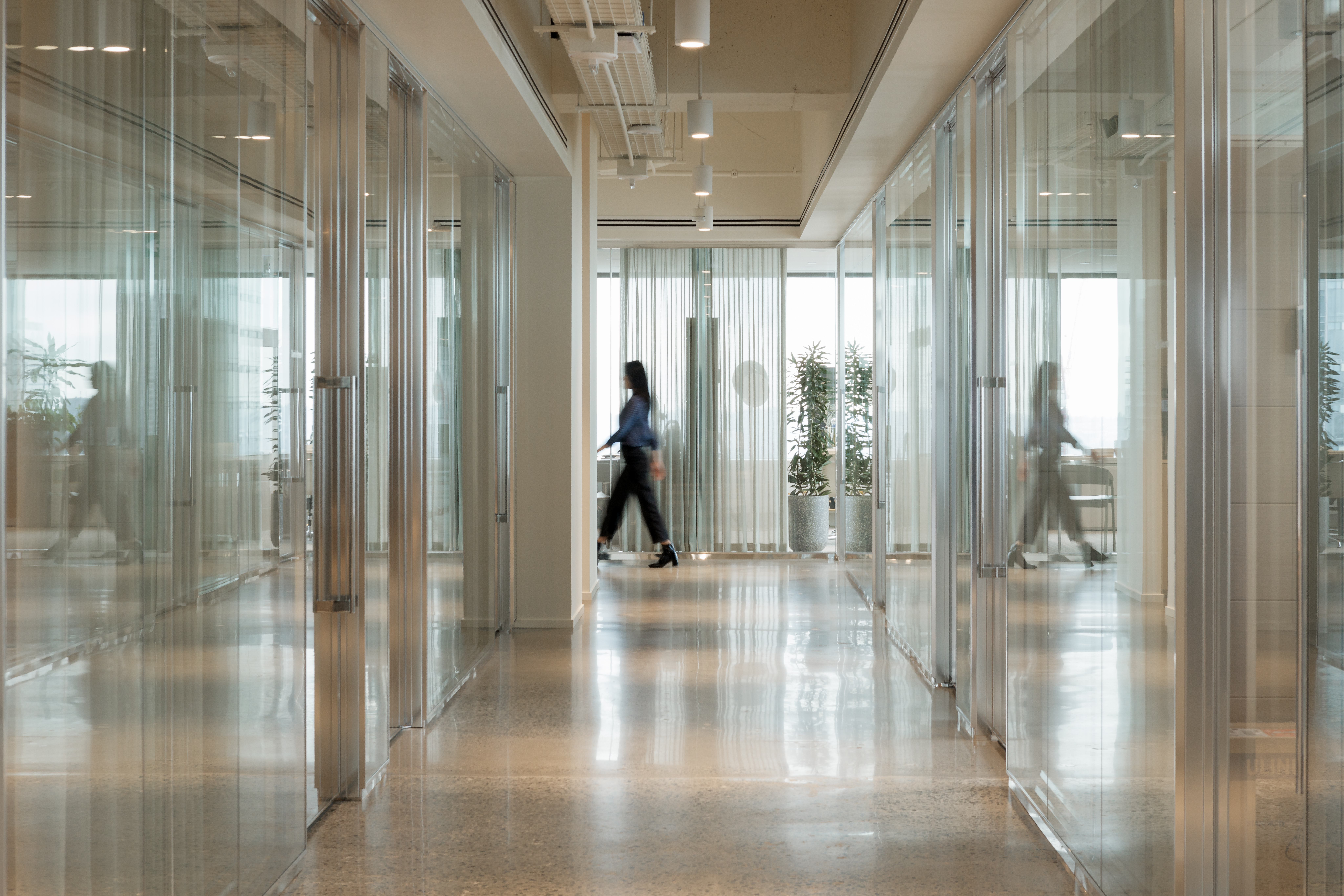 现代科技与自然元素融合的办公室设计丨加拿大丨McKinley Studios-25