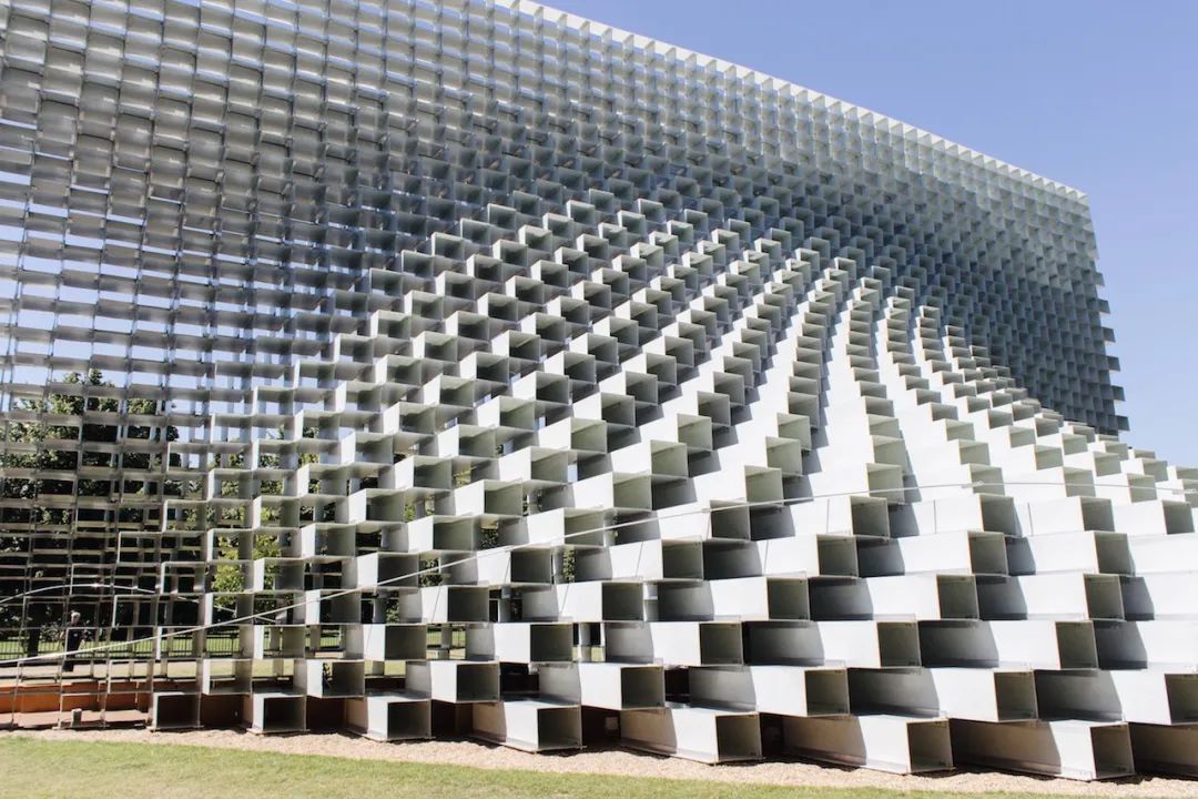 伦敦蛇形展馆"解构"之墙-20