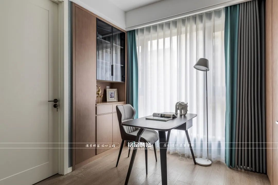 简约潮玩空间,金融精英的舒适浪漫之家丨铭品装饰-55