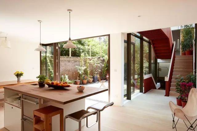 买不起“学区房”,他带2个女儿住进破马厩,花4年爆改,市价3300万!-148