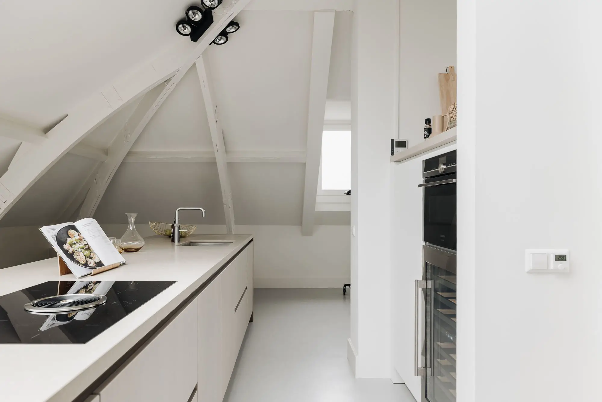 阿姆斯特丹多功能现代公寓,古老建筑的现代新生-8