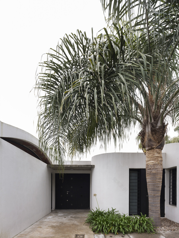 乌拉圭 HQ 住宅 | 带加泰罗尼亚穹顶的现代空间-12