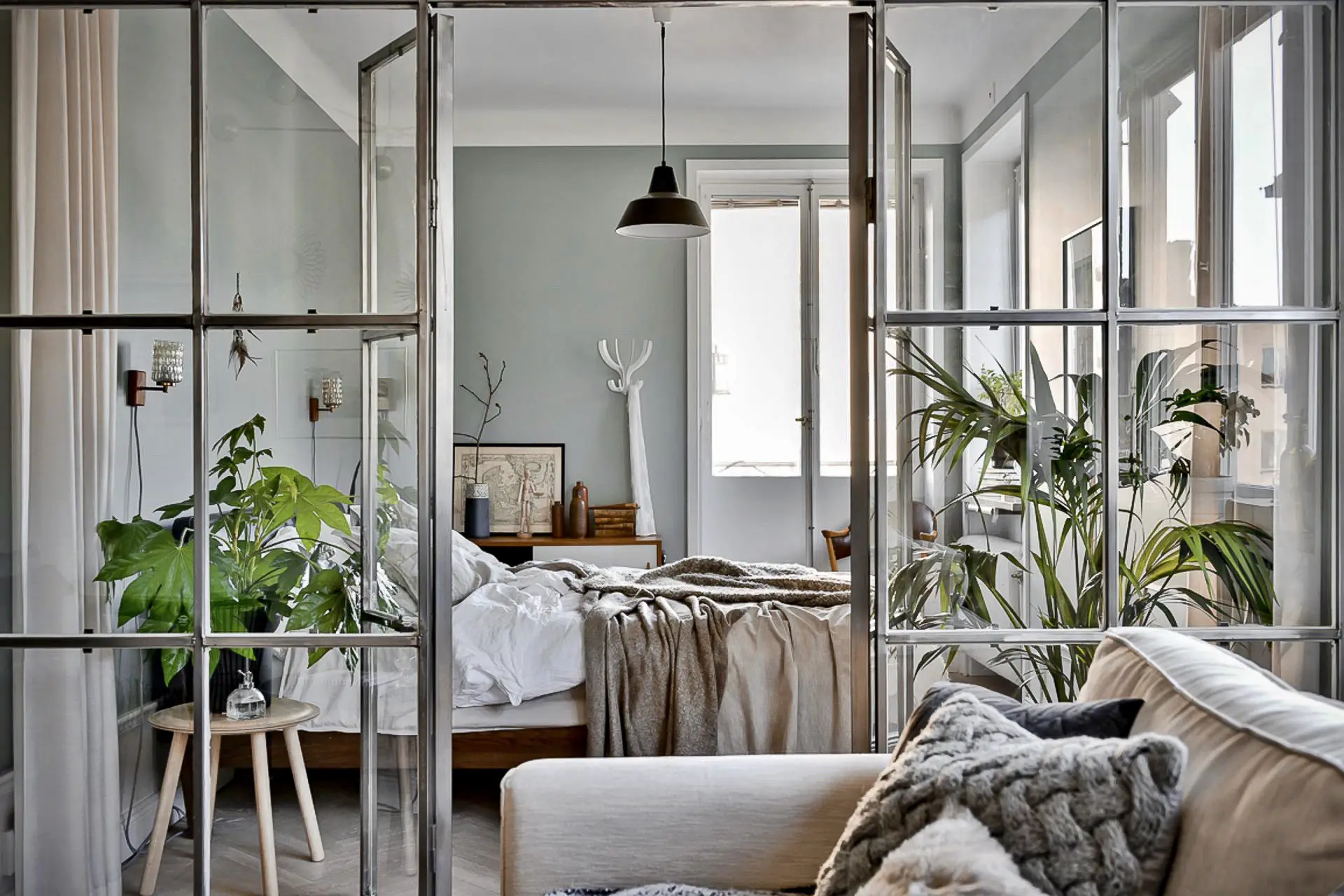 瑞典蓝色晨光公寓设计-1