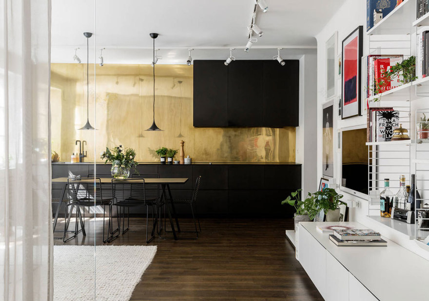 瑞典 65 平米开放式公寓 | 全透明卧室、亮丽铜墙、狭长衣帽间-1