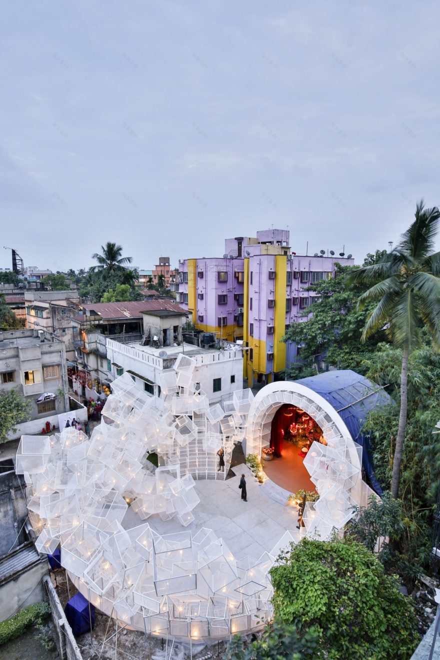 印度杜尔迦女神节临时装置,受困的飞鸟 / Abin Design Studio-2